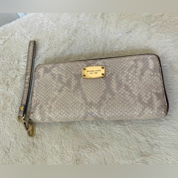 Michael Kors snake print large zip around Wallet GUC - Picture 4 of 13